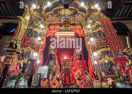 Coloratissimo altare nel Tempio di Man Mo dedicato al dio civile uomo Tai e arti marziali dio Mo Tai. Sheung Wan, Hong Kong, Cina. Foto Stock