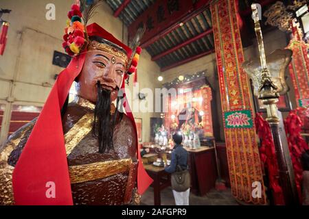 Verniciato colorato statua nel Tempio Man Mo dedicato al dio civile uomo Tai e arti marziali dio Mo Tai. Sheung Wan, Hong Kong, Cina. Foto Stock