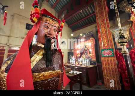 Verniciato colorato statua nel Tempio Man Mo dedicato al dio civile uomo Tai e arti marziali dio Mo Tai. Sheung Wan, Hong Kong, Cina. Foto Stock