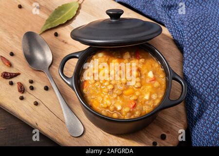 Spagnolo tradizionale zuppa di lenticchie. Slow food concept Foto Stock