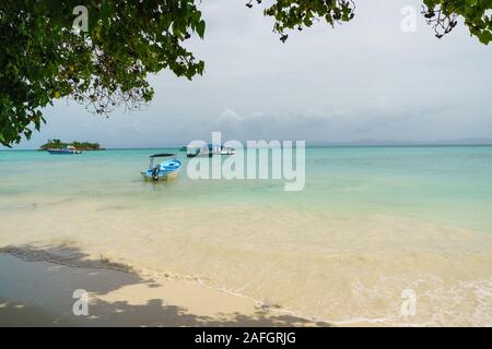 Cayo Levantado nickname Bacardi Island, piccolo porto turistico con navi e barche da pesca ormeggiate,penisola di Samana,Repubblica Dominicana Foto Stock