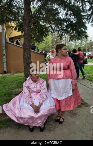 Ivanovo, Serbia, 15 aprile 2018. Tradizionalmente condita due giovani ragazze riposare all'ombra di un albero. Un raduno di fotografi è tenuto nella loro plac Foto Stock