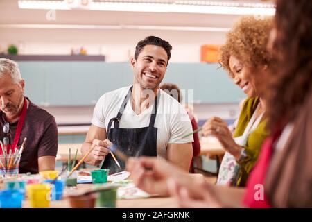 Gruppo di adulti maturi che frequentano la classe d'arte nel centro  comunitario Foto stock - Alamy