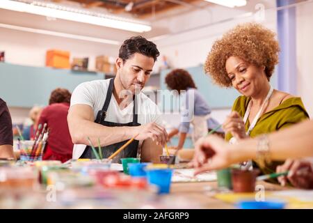 Gruppo di adulti maturi che frequentano la classe d'arte nel centro  comunitario Foto stock - Alamy