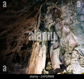 DA NANG, VIETNAM - Novembre 22, 2019: Statua del Buddha in grotta a montagne di marmo, Da Nang, Vietnam Foto Stock