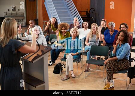 Gruppo frequentando il voto di quartiere nel centro della comunità Foto Stock