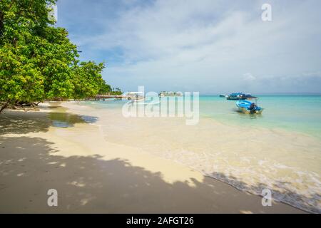 Cayo Levantado nickname Bacardi Island, piccolo porto turistico con navi e barche da pesca ormeggiate,penisola di Samana,Repubblica Dominicana Foto Stock