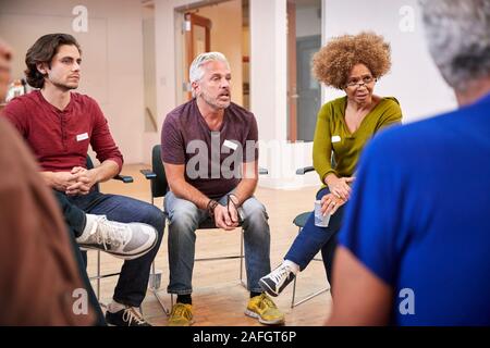 Persone che frequentano Self Help terapia riunione del Gruppo in centro nella Comunità Foto Stock