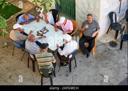 Gerusalemme in Israele. Le persone anziane gioca domino Foto Stock