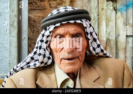 Gerusalemme in Israele. Ritratto di un uomo palestinese nel souq di vecchia città Foto Stock