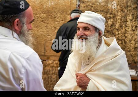 Gerusalemme in Israele. Gli ebrei ortodossi in preghiera al Muro del pianto Foto Stock