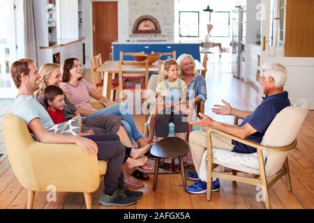 Famiglia Multi-Generation seduti sul divano di casa e rilassante in chat Foto Stock