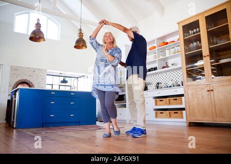 Coppia senior a Casa Danzante In cucina insieme Foto Stock