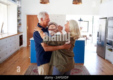 Coppia senior a Casa Danzante In cucina insieme Foto Stock