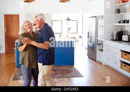 Coppia senior a Casa Danzante In cucina insieme Foto Stock