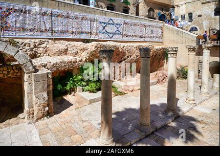 Gerusalemme in Israele. Colonne romane nel quartiere ebraico Foto Stock