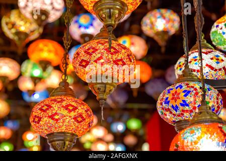Lampada turca o marocchina lanterna, stile orientale, lampade decorative in un negozio, in un villaggio globale, Dubai, Emirati Arabi Uniti Foto Stock