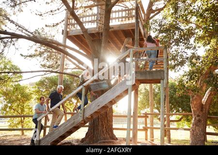 Famiglia Multi-Generation Arrampicata Outdoor piattaforma di legno per albero di casa in giardino Foto Stock