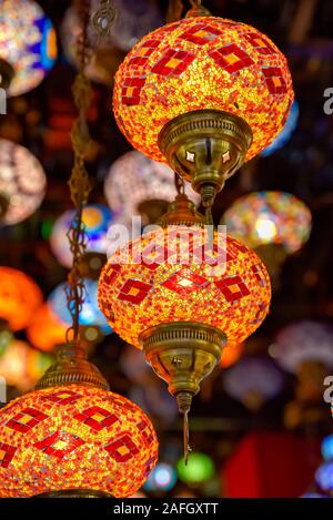 Lampada turca o marocchina lanterna, stile orientale, lampade decorative in un negozio, in un villaggio globale, Dubai, Emirati Arabi Uniti Foto Stock