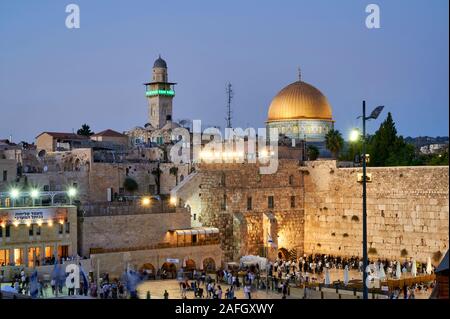 Gerusalemme in Israele. Cupola della roccia, il monte del tempio e il muro del pianto al tramonto Foto Stock