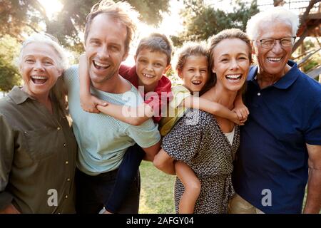 Outdoor ritratto della famiglia Multi-Generation passeggiate in campagna contro la svasatura di Sun Foto Stock