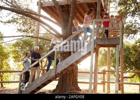 Famiglia Multi-Generation Arrampicata Outdoor piattaforma di legno per albero di casa in giardino Foto Stock