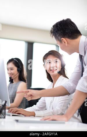 Agenti di call center che lavorano in ufficio Foto Stock