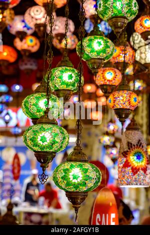 Lampada turca o marocchina lanterna, stile orientale, lampade decorative in un negozio, in un villaggio globale, Dubai, Emirati Arabi Uniti Foto Stock