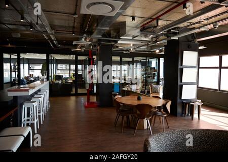 Bar e sala da pranzo in ufficio di un azienda creativa e in condizioni di luce diurna, nessun popolo Foto Stock