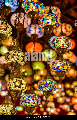 Lampada turca o marocchina lanterna, stile orientale, lampade decorative in un negozio, in un villaggio globale, Dubai, Emirati Arabi Uniti Foto Stock
