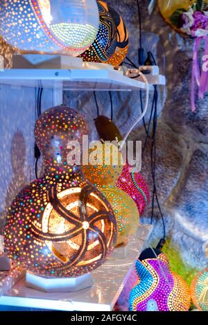 Lampada turca o marocchina lanterna, stile orientale, lampade decorative in un negozio, in un villaggio globale, Dubai, Emirati Arabi Uniti Foto Stock