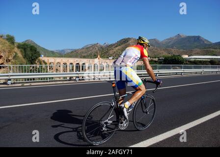 Ciclista con l'Acquedotto del Aguila verso la parte posteriore, Nerja, provincia di Malaga, Andalusia, Spagna, Europa, Ottobre 6, 2009. Foto Stock