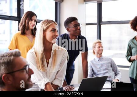 Creative team business ascoltando la presentazione in una riunione di brainstorming, close up Foto Stock