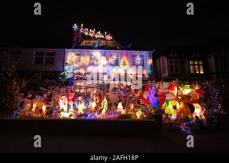 Le luci di Natale su una casa in Danson Crescent, Welling, a sud-est di Londra. Foto Stock