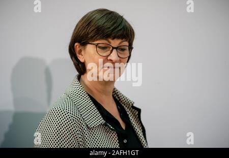 Berlino, Germania. Xvi Dec, 2019. Saskia Esken, SPD Federal presidentessa, viene alla riunione del DOCUP federale Comitato Esecutivo in Willy Brandt House. Argomenti attuali devono essere discusse in occasione di regolari riunioni del comitato. Credito: Michael Kappeler/dpa/Alamy Live News Foto Stock