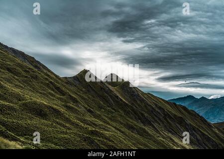 Scenario mozzafiato dello storico Roys Peak che tocca il cupo Cielo in Nuova Zelanda Foto Stock