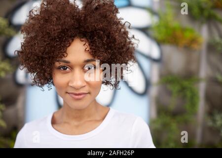 Outdoor testa e spalle Ritratto di sorridente Giovane Donna Foto Stock