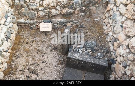 Una pietra di basalto stele di culto nella tarda età del bronzo cananeo i resti di un tempio al di sotto della gate israelita a tel hazor nella Galilea superiore in Israele Foto Stock