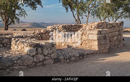 Rovine del lato nord dell'antico in pietra solomonic porta dal periodo israelita a tel hazor nel nord della Galilea in Israele Foto Stock