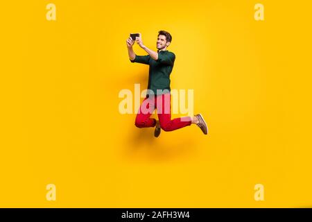 Girato a lunghezza piena dimensione del corpo foto di allegro positivo attraente di Nizza uomo sorridente toothily fotografare lo spazio vuoto marrone capelli brillanti isolato Foto Stock