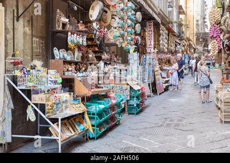 Via San Gregorio Armeno a Napoli, Italia Foto Stock