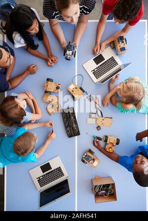 Vista aerea di studenti Nel dopo scuola di computer di classe di codifica imparare a programmare un veicolo robot Foto Stock