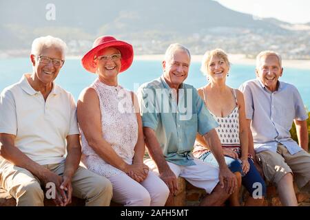 Ritratto di Senior amici in visita turistica a Landmark vacanza di gruppo Foto Stock