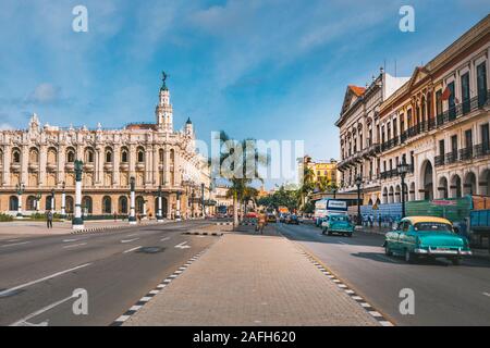 L'Avana, Cuba - Ottobre 18, 2019: vecchie automobili americane di fronte all'Alicia Alonso Grand Theatre edificio nel centro di Avana, La Habana, Cuba Foto Stock