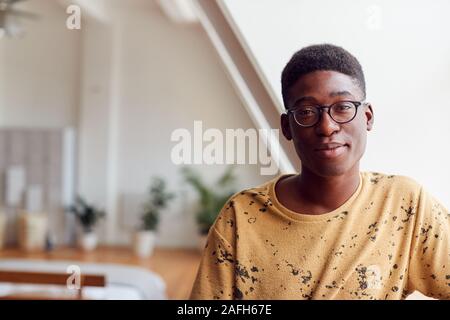 Ritratto di giovane sorridente uomo In Appartamento Loft Foto Stock