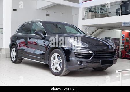 Novosibirsk, Russia - 08.01.2018: vista anteriore della Porsche Cayenne Diesel 2012 958 in colore nero dopo la pulizia prima della vendita in una soleggiata giornata estiva Foto Stock