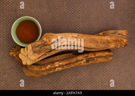 Ayahuasca brew e Banisteriopsis caapi legno. Bevanda psichedelica, Entheogen. Foto Stock