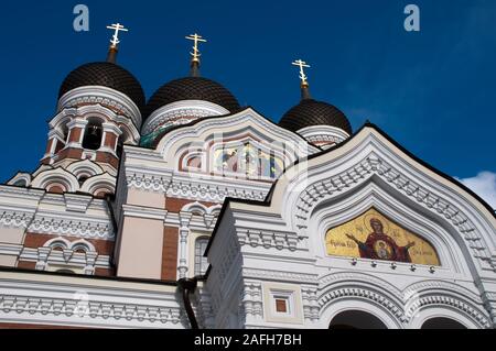 Tallinn Estonia, vista di cupole e la decorazione della facciata da sotto alla Cattedrale di St Aleksandr Nevsky Foto Stock