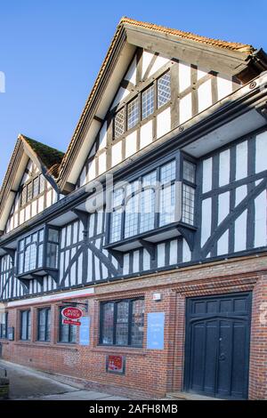 Ufficio postale e vecchio legno e edifici in mattoni lungo oxted high street surrey Foto Stock