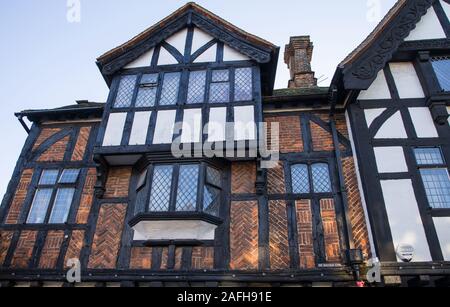 Il vecchio in bianco e nero di legname e di edifici in mattoni lungo oxted high street surrey Foto Stock